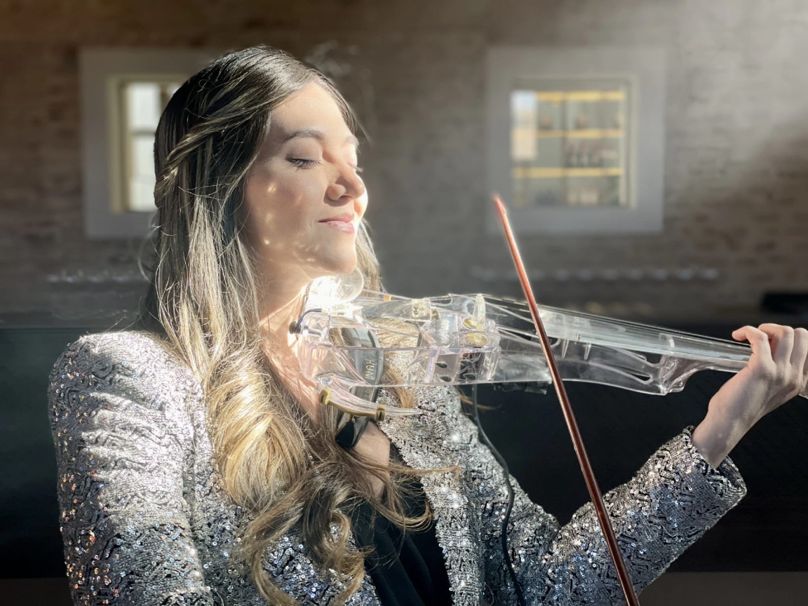 Paula Santana tocando el violín.