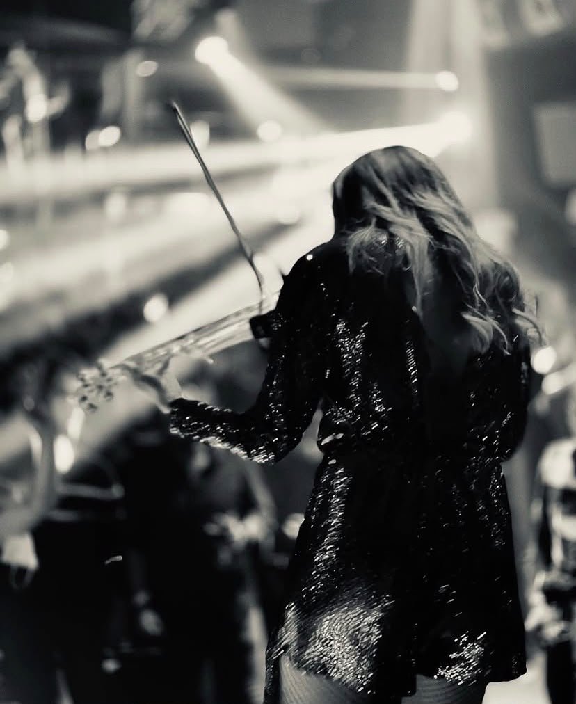 Paula Santana tocando el violín.